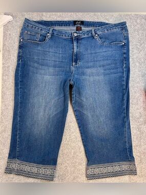 Earl Jeans Women’s Embroidered and Rhinestone Hem Capri Pants / 24W
